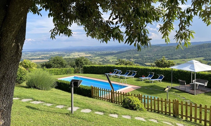 Civitella in Val di Chiana Villa | Private Villa with WIFI, private pool, A/C, pets allowed, panoramic view, parking, close to Arezzo