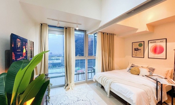 Bonifacio Global City Condo | Prime BGC 1BR Near Grand Hyatt and Malls #upt215e