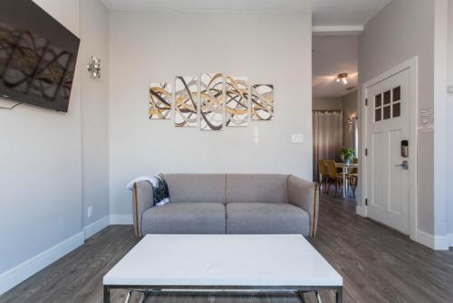Lakeview Apartment | Prime Location! - 1 Min Walk to Wrigley Field - 2BR Apts Perfect for CUBS PLAYOFF Fans!