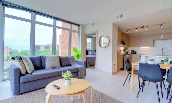 Crystal City Apartment | Prime Location Apartment W Great Views