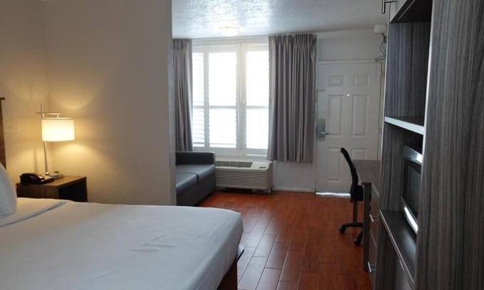 June Park House | Prime Location! Free Breakfast, Near Joy and Gordon Patterson Botanical Garden
