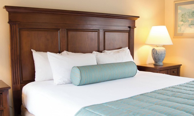 Oxnard Shores Hotel | Prime Location! Fully Equipped Kitchen, Parking Onsite!