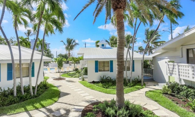 Islamorada Hotel | Prime Location! Onsite Pool, Free Breakfast, Free Parking