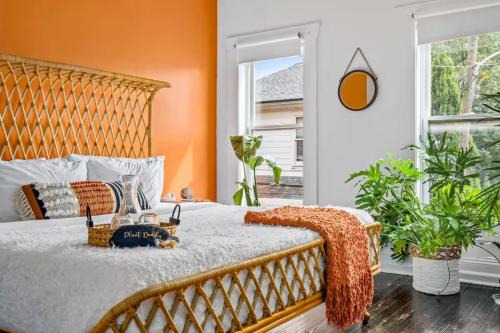 Italian Village House | Prime Location Top Rated Clean Parking Free!