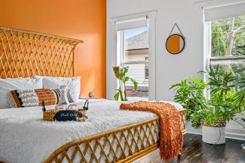 Italian Village House | Prime Location Top Rated Clean Parking Free!
