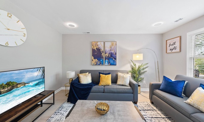 Southwest Raleigh House | Prime Raleigh Duplex Stay B