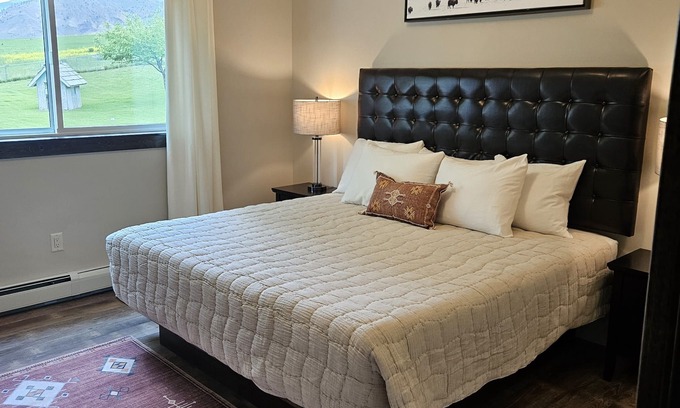Gardiner Cabin | Prime Spot! Complimentary Parking, Next to Gardiner Downtown!