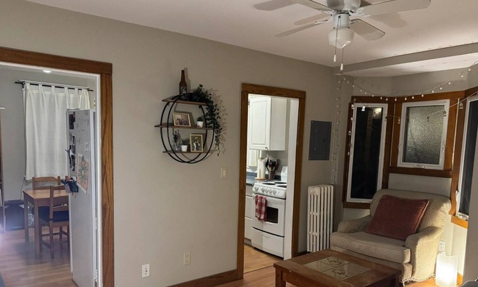 Hamilton Apartment | Prime Westdale location with Free Coffee & Breakfast -with3 bedrooms in Hamilton