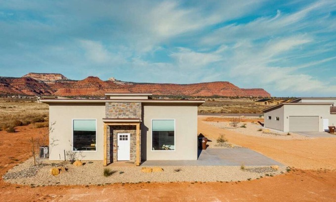 Kanab House | Primrose Loft Hideaway l Pool I Pickleball