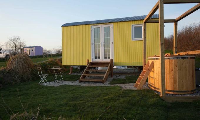 Kilgetty House | Primrose (With Hot-Tub)