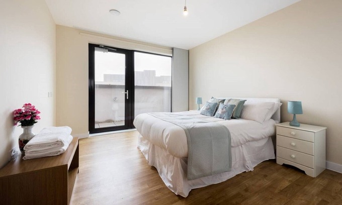 Uxbridge North Apartment | Pristine 2 Bedroom luxury penthouse apartment with en-suite in master bedroom