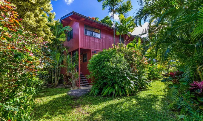 Hanalei Palms House | Pristine and Charming - Walk to Beach and Town - Sleeps 4