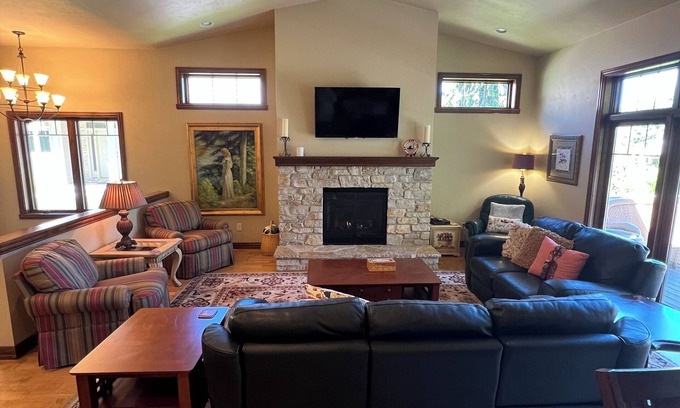 Fish Creek Condo | Pristine condo! Walking distance to everything in the heart of Fish Creek!