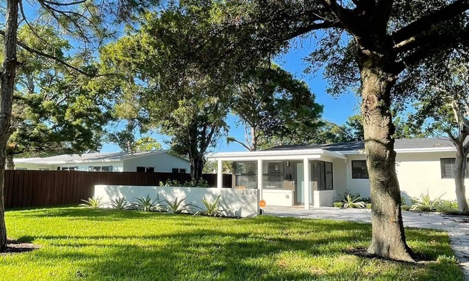 Coral Shores House | Pristine fully renovated home -4 min. drive to the beach