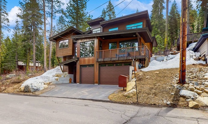 Truckee Apartment | Pristine home with lovely interior, private deck, fast WiFi - great location