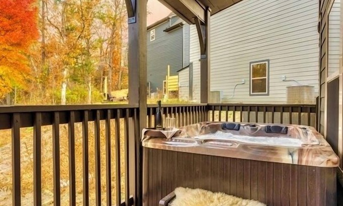 Sevierville Cabin | Pristine & Inviting home away from home! EZ Parking, Close to everything! Dog Ok