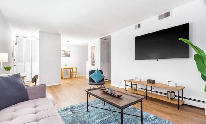Lake View East Apartment | Pristine Lakeview l Boystown l Wrigley Haven l Beach