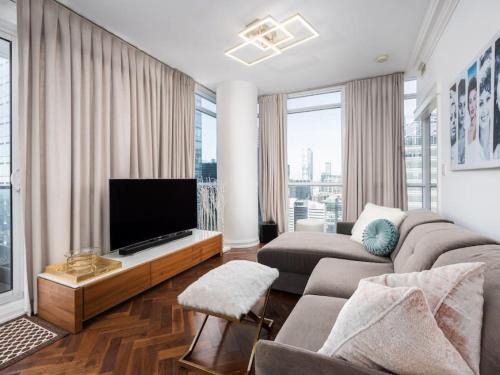 Downtown Toronto House | Pristine Modern 2BR Condo Private BBQ and Balcony