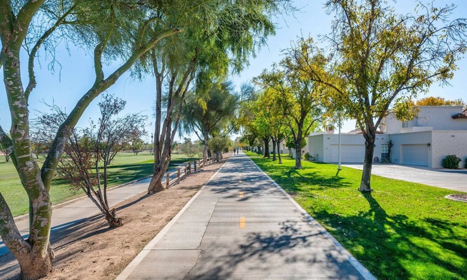 South Scottsdale House | Privacy-Family Friendly, Pet Friendly, Clean, Tennis, Green Belt, Private Patio