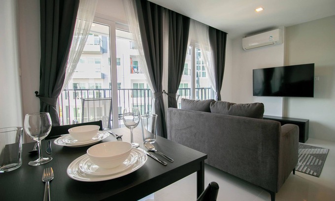 Kram Condo | Private 1 bdrm high floor near the beach w Lake and pool view