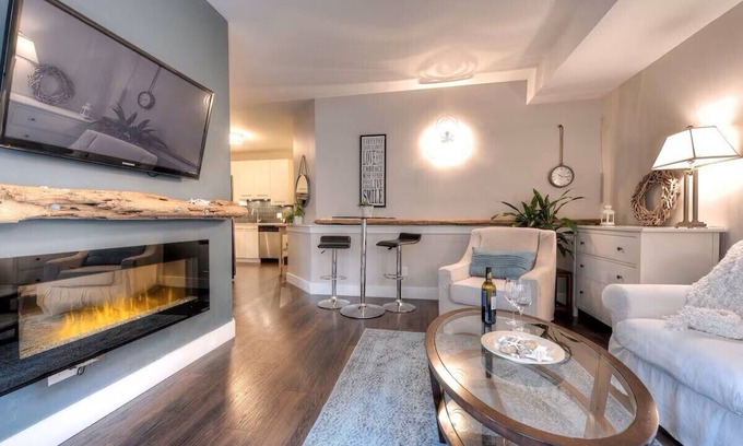 Saanich East Apartment | Private 1 Bed/1 Bath Suite in Cadboro Bay Area Close to UVic