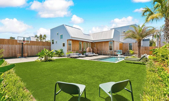 Lower Ninth Ward Hotel | Private 12BR Boutique Hotel - Pool, Hot Tub | B