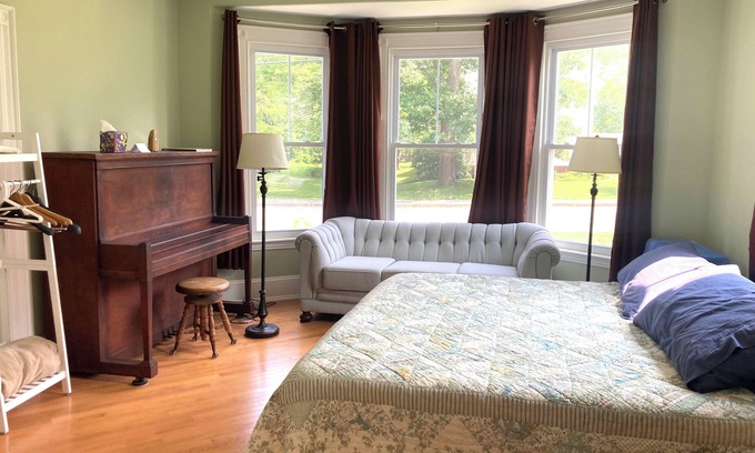 Freeport House | Private 1st Floor Studio in Victorian Home - Steps to LL Bean, Downtown Freeport