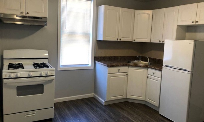 Linden Apartment | Private 2-bedroom with free parking and direct bus to NYC Manhattan only 2 blocks away