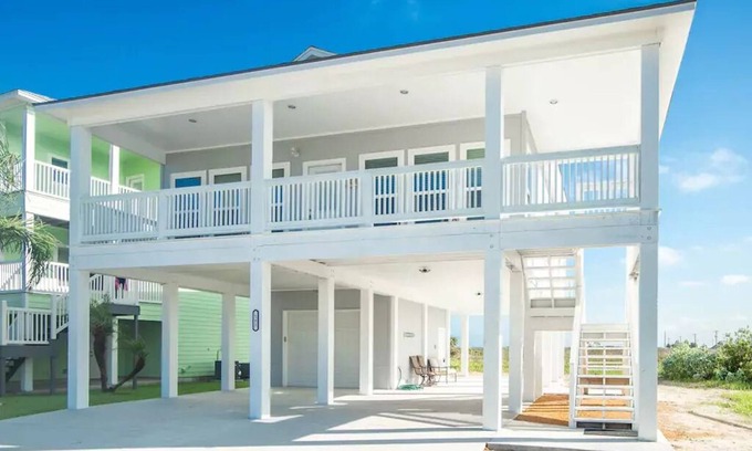 Port Aransas House | Private 3 BR Stilt Home, Shared Pool, 5-minute drive to the Beach, Dogs OK!