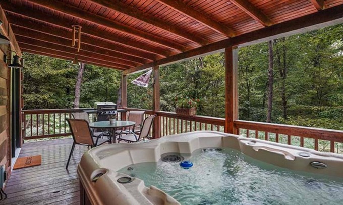Logan Cabin | Private 5 acres, Hot Tub, Fire Pit, Close to Caves