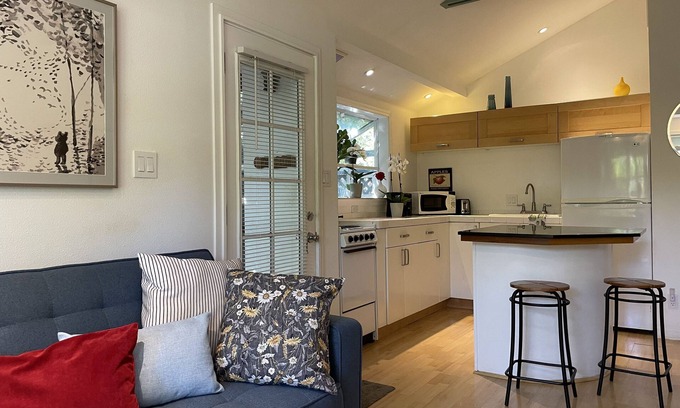 Fair Oaks Cottage | Private and peaceful one bedroom cottage Menlo Park California near 3 hospitals