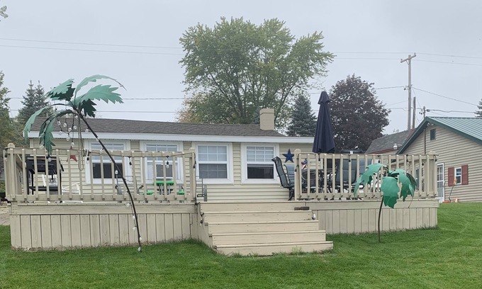Farwell Cottage | Private and relaxing Four Seasons Cottage on all sports lake with sunrise views!