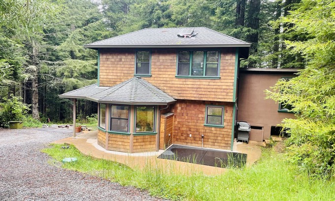 Freshwater House | Private and serene new home in the Redwoods of Humboldt County.