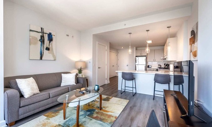 Downtown Apartment | Private Apt with Gym Pool