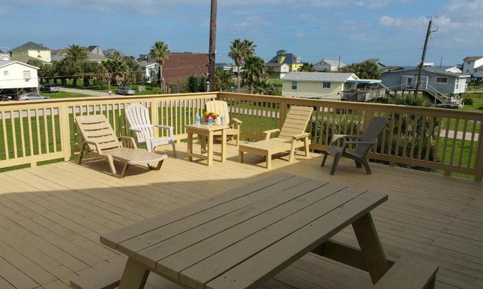 Galveston House | PRIVATE BEACH - AWAY FROM THE CROWDS - Ocean Views -Short drive to MOODY GARDENS, SCHLITTER BAHN, PLEASURE PIER
