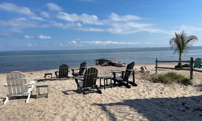 Old Lyme House | Private Beach - Charming 3-bedroom cottage in peaceful Old Lyme with WiFi, AC