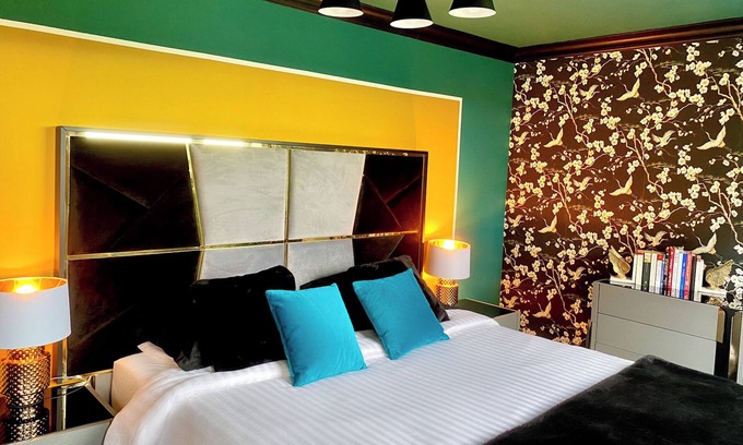 Glasgow House | Private Bedroom & Bathroom with Amazing View in Quirky Townhouse