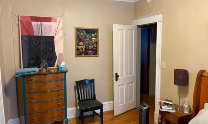 Macalester - Groveland House | Private bedroom in a cute old hardwood charm unit -next to Macalester college.