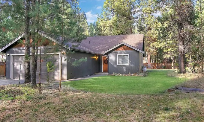 Three Rivers House | Private cabin, hot tub, dogs welcome, close to river & mountainsnn