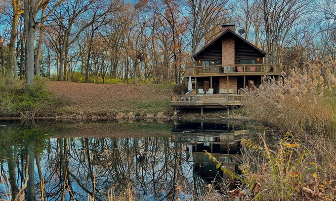 Freeburg Cabin | Private Cabin with Pond on Family Farm