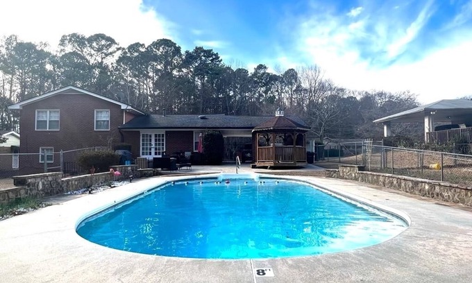 Church Street House | *Private/Contempo/Cozy/House & pool/17 min from ATL & in the Atlanta Metro Area*