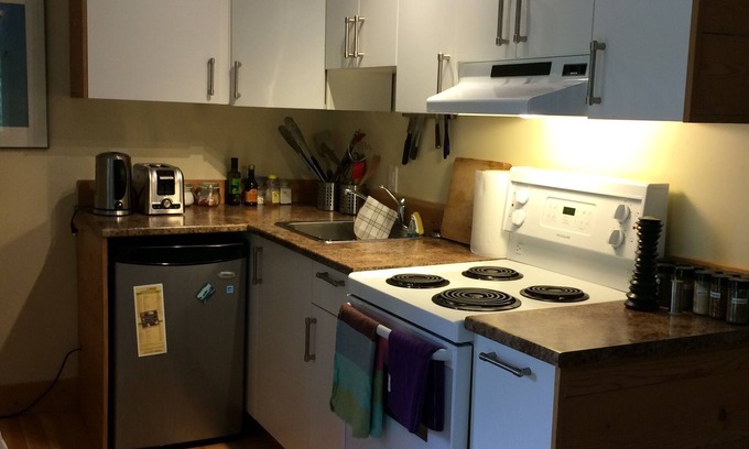 Pender Island Cottage | Private cottage in a quiet garden setting. Sunny, cozy, pet-friendly.