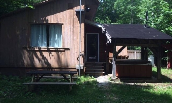 Jamaica Cabin | Private Cottage With Hot Tub! Close to Pikes Falls, village, and hiking!