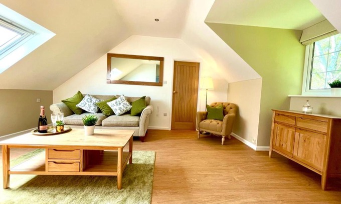 New Forest District Apartment | Private, Couples Forest Escape - Free Parking - Stunning & Stylish 1 Bedroom Coach house! - 5 Minute Walk to a great bistro pub! - Great Location - Fast WiFi - Smart TV - Newly Refurbished! Direct New Forest access Close to Burley