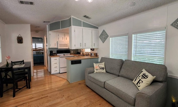 River Ranch Cottage | Private Cozy Cottage w/ Porch and Backyard Firepit! 108