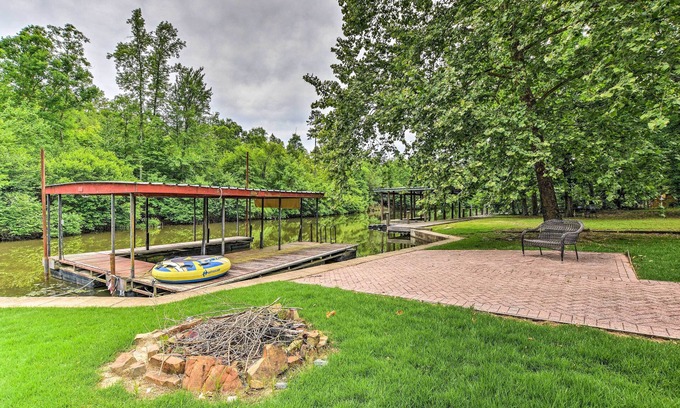 Mid America Cabin | Private Deck & Dock: Home on Lake Hamilton!