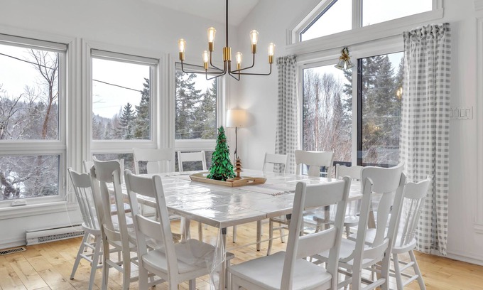 Namur Ski Chalet | Private Estate of 50 Acres/Lake/Canoe/Spa/Wilderness/Tranquility 100%/FirePit