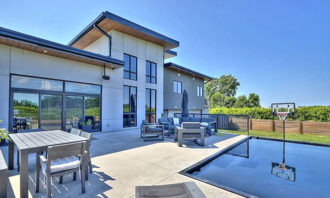 Louth House | Private Executive Family Home