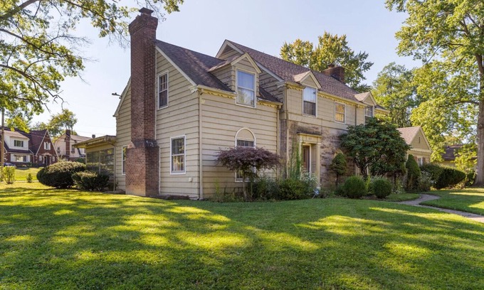 Youngstown House | Private Fenced Yard King Bed Grill Fireplace