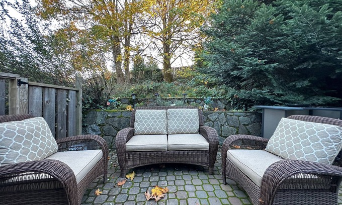 Langford House | Private garden suite close to key travel routes. Pet-friendly.
